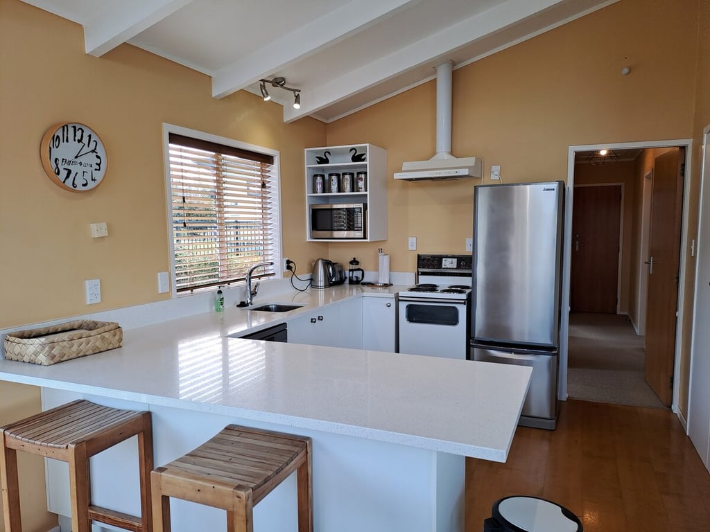 Bay Views On Isobel - Modern Home Great Location
