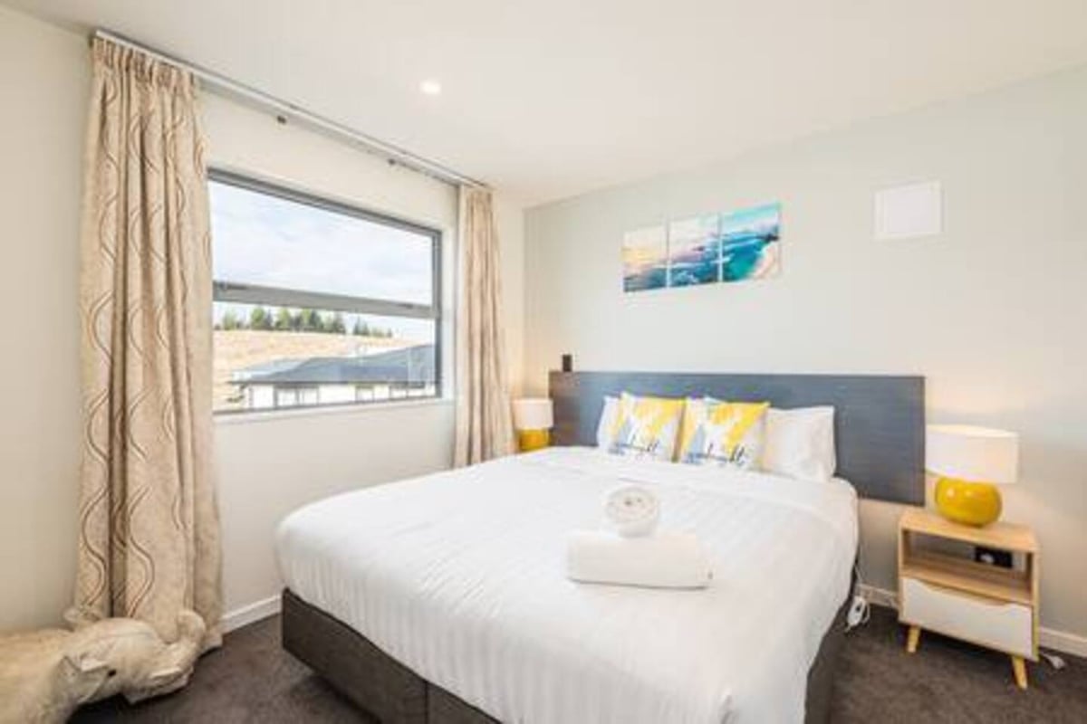 New, family friendly warm unit, mountain view