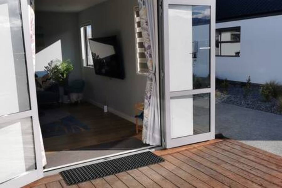 New, family friendly warm unit, mountain view