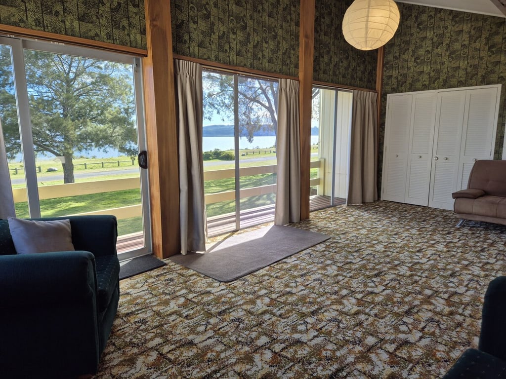 Classic Kiwi Bach By The Lake – Family Friendly In Five Mile Bay