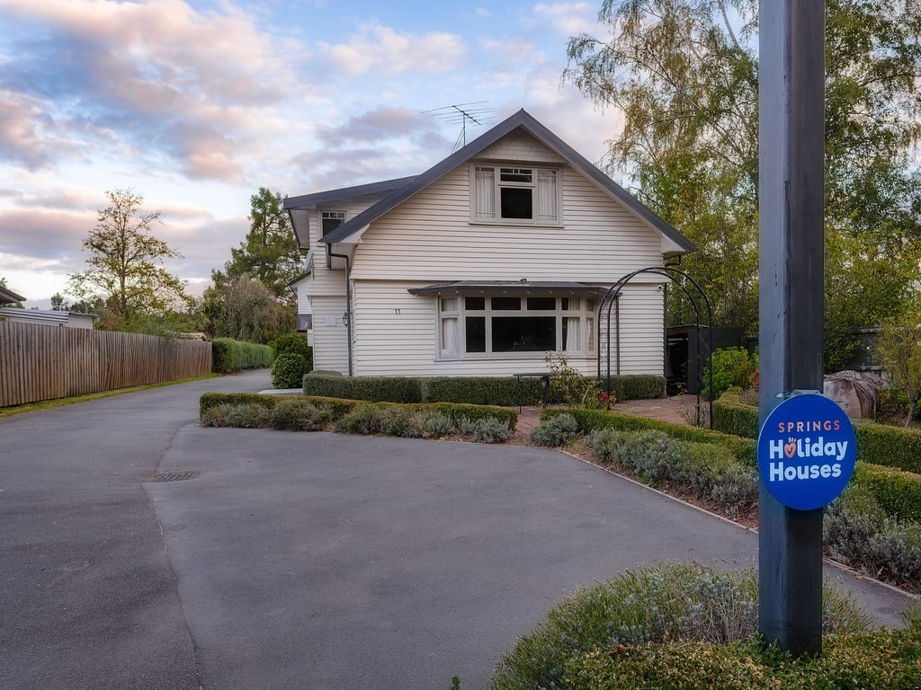 Cozy Corner at Jollies (Pet Friendly) 