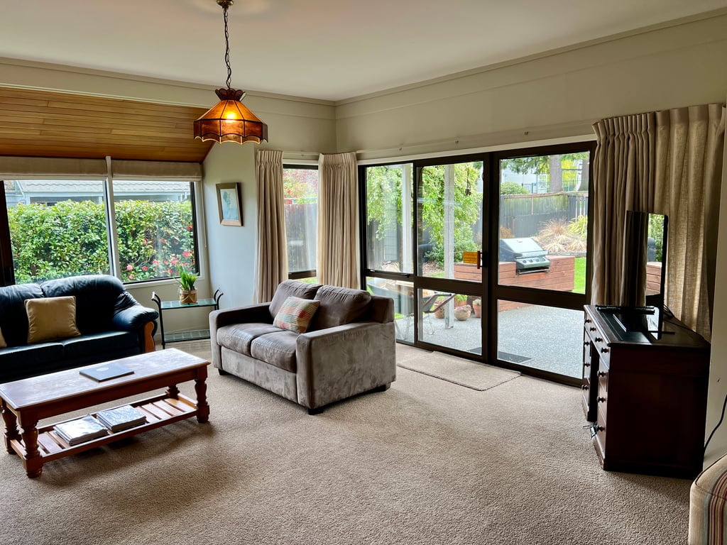 Retreat on Cheltenham (Pet Friendly) 