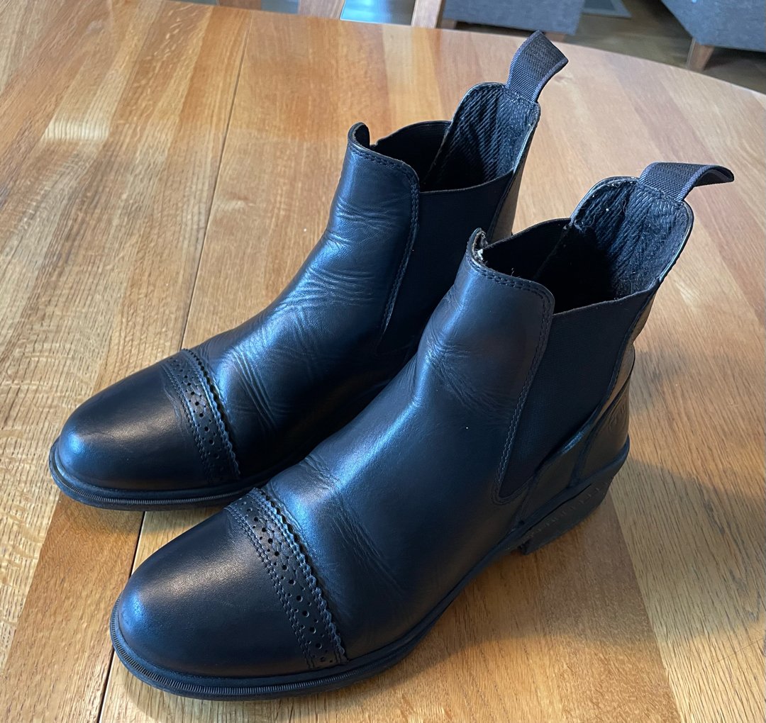 Svarta ridskor - bild 1