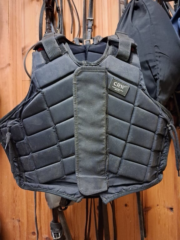 Svart skyddsväst från CRW stl 10 år - bild 1