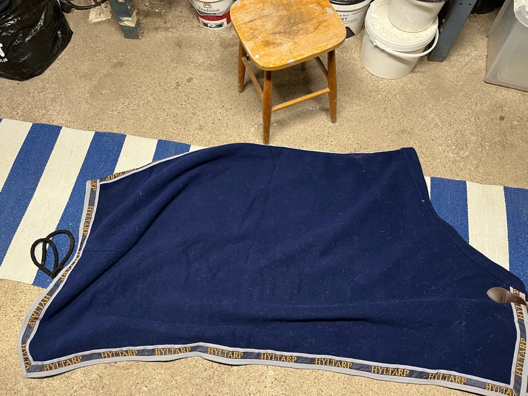 Mörkblått fleecetäcke från Hyltarp storlek 125 - bild 1