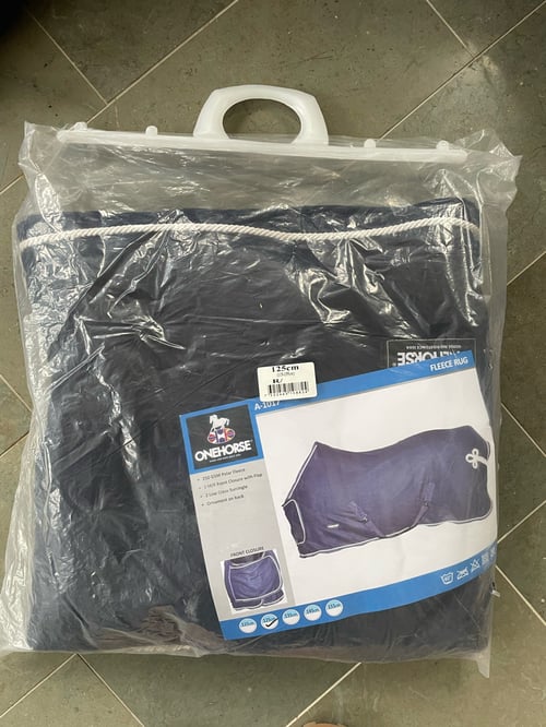 Mörkblått fleecetäcke från ONEHORSE