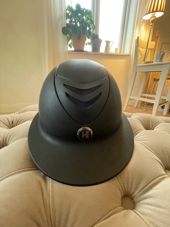 Svart ridhjälm med solskärm - bild 2