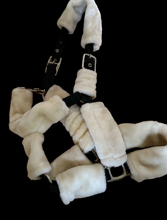 Vit grimma med fluff