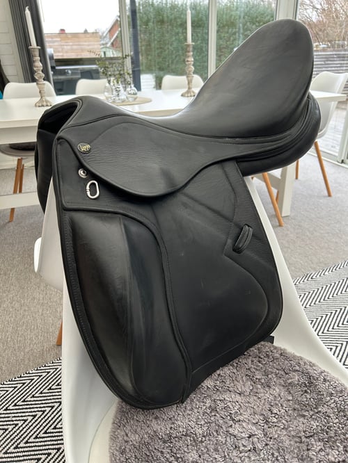 Svart dressyr sadel från Lippo Azzario Supreme 16,5