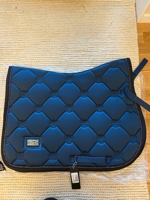 Mörkblått schabrak från Equestrian Stockholm