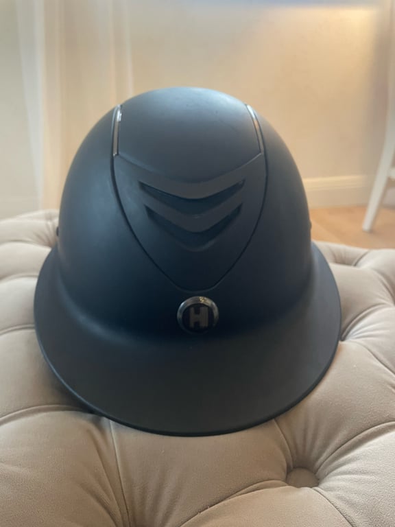 Svart ridhjälm med solskärm - bild 1