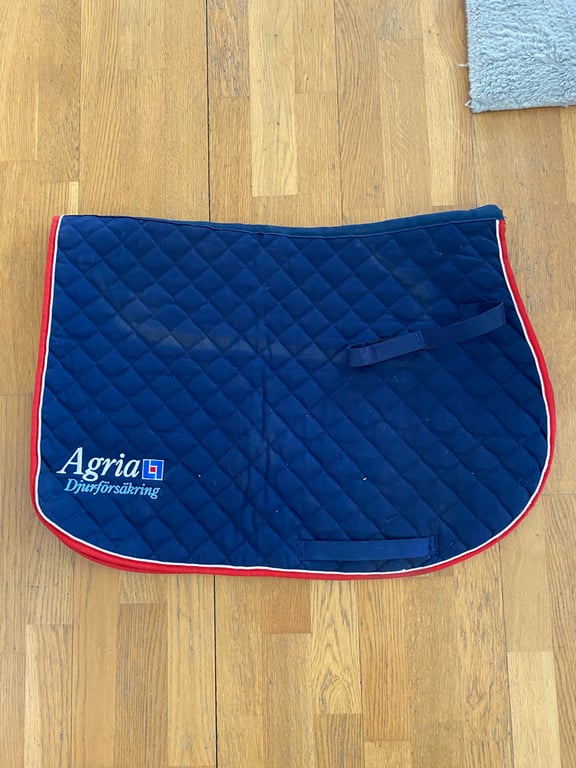 Blått schabrak från Agria Djurförsäkring