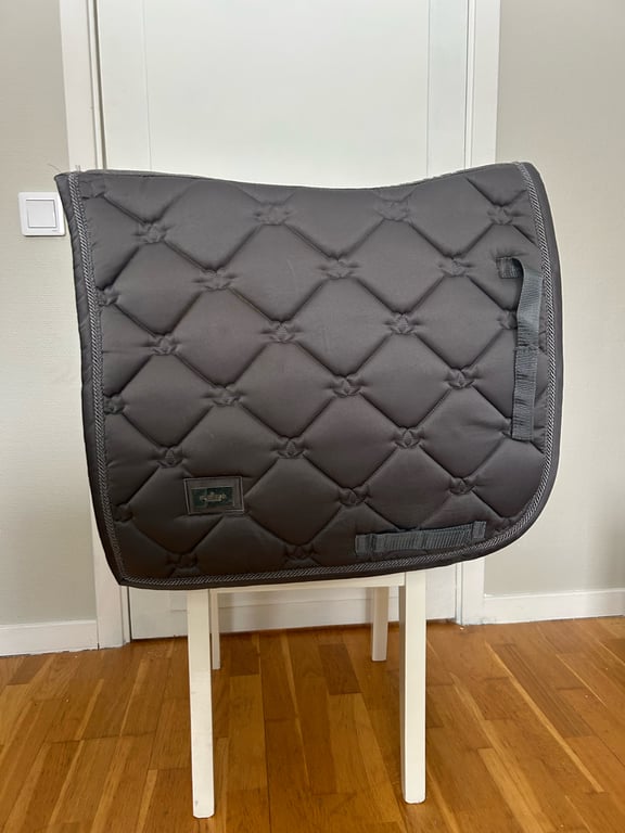 Grått dressyrschabrak från equestrian Stockholm 