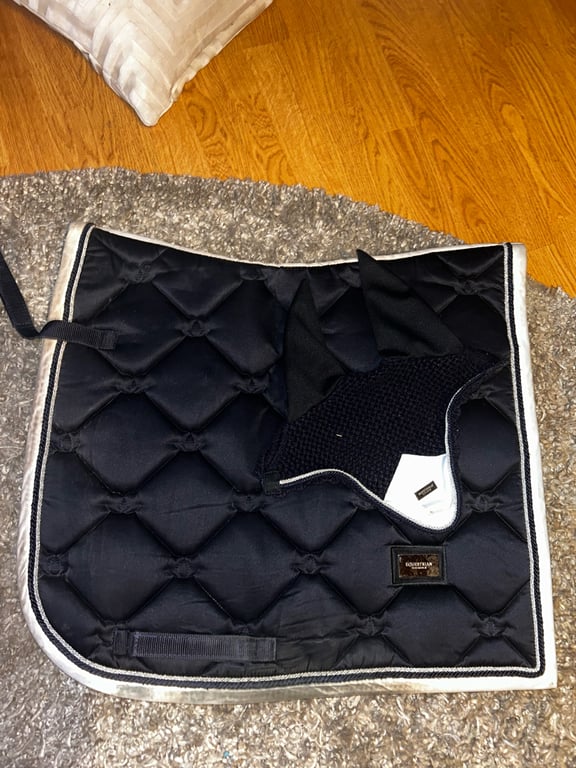 Marinblått schabrak med huva från Equestrian Stockholm