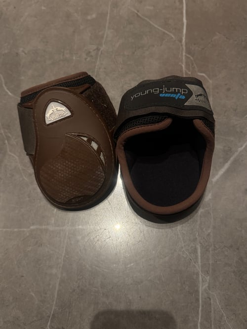 Bruna young jump Veredus benskydd