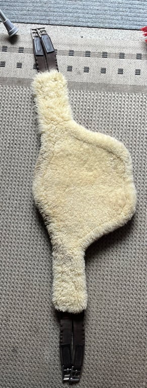 Brun sadelgjord med fårskinn från Santa Cruz - bild 2