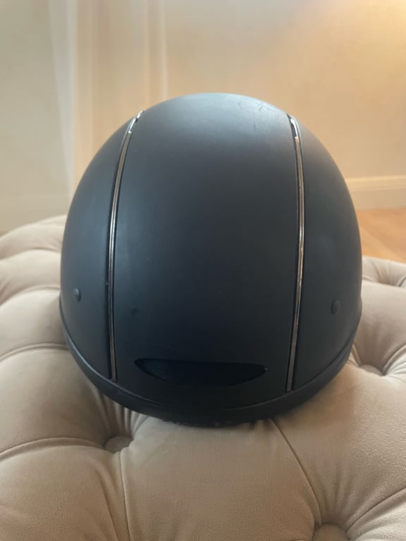 Svart ridhjälm med solskärm - bild 3
