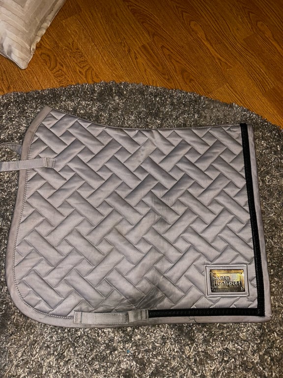 Grått schabrak från Skara hästsport