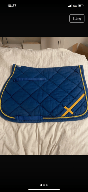 Blått schabrak med gul korsdesign