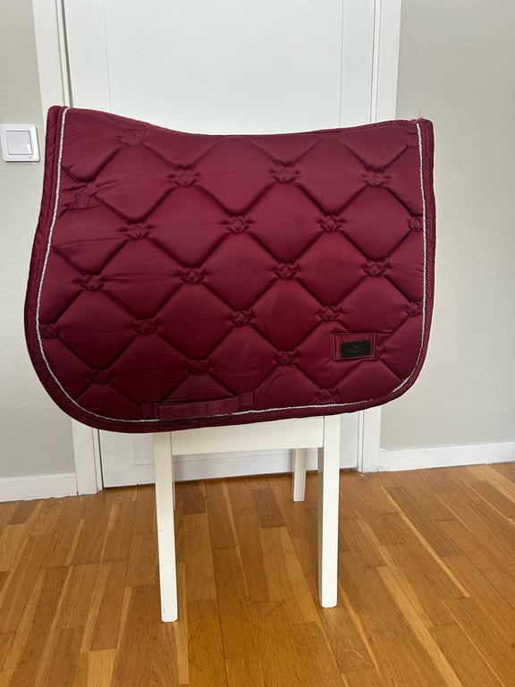 Rött schabrak från equestrian Stockholm 