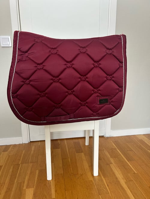 Rött schabrak från equestrian Stockholm 