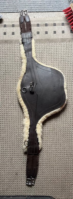 Brun sadelgjord med fårskinn från Santa Cruz - bild 1