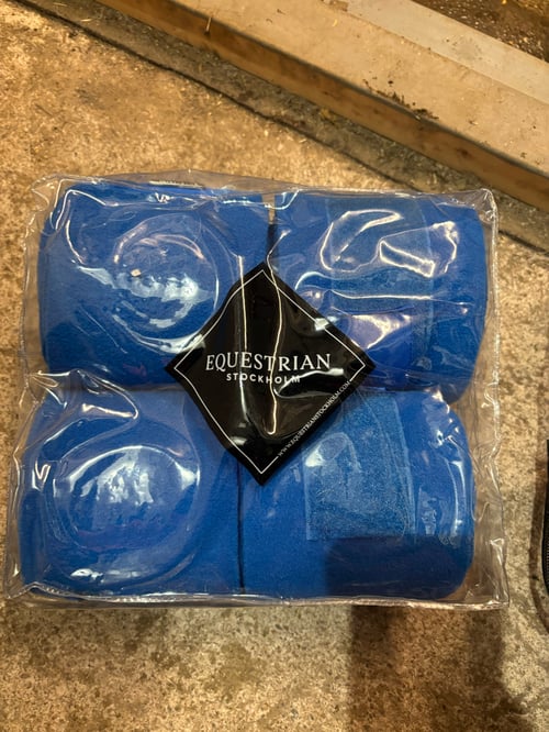 Blå stallbandage från Equestrian Stockholm