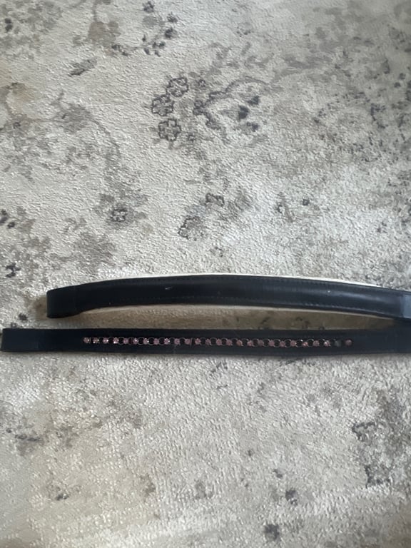 Två pannband i ponny