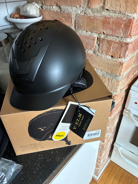 Svart hjälm från Y/ELM