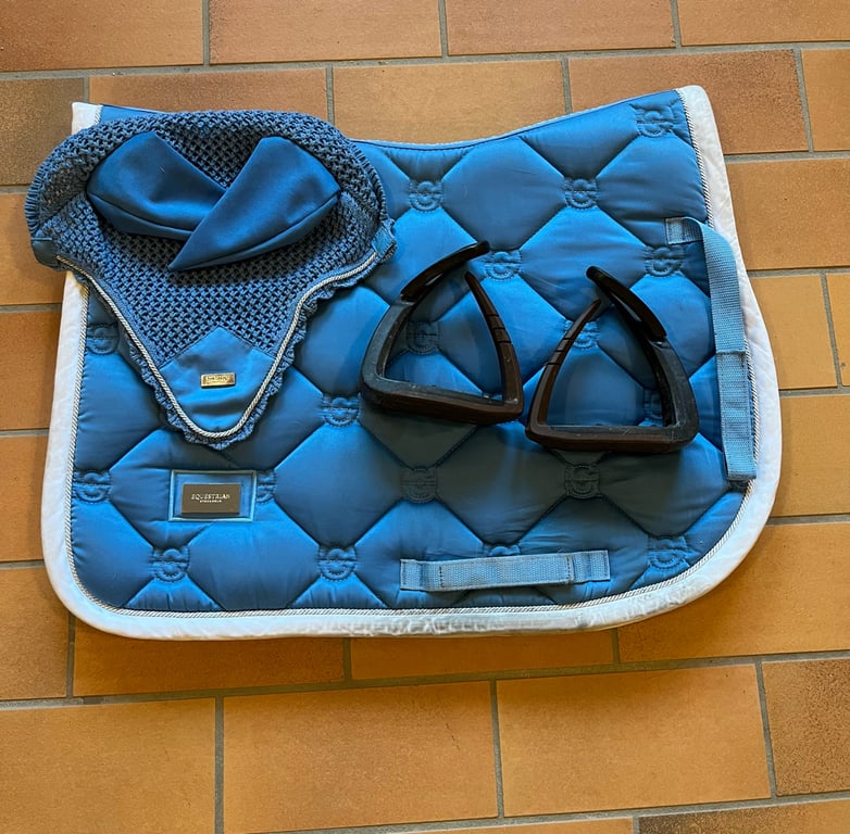 Blått schabrak med huva från Equestrian Stockholm. Bruna freejumps storlek junior. - bild 1