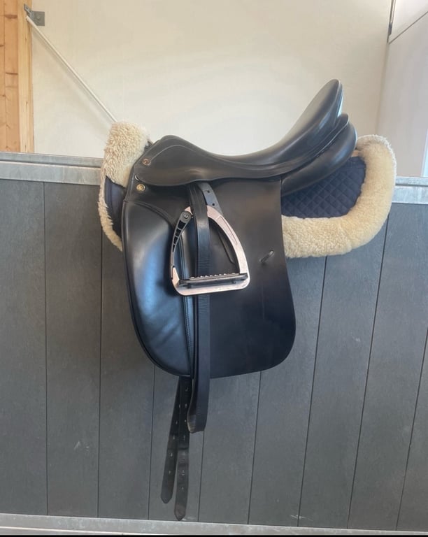 Svart dressyrsadel, Prestige hippo dressage 
