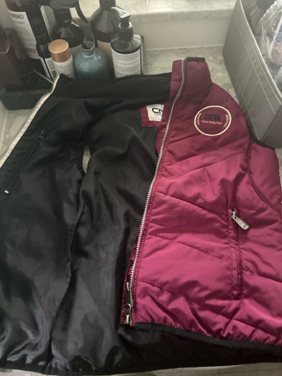 Vinröd väst från CRW