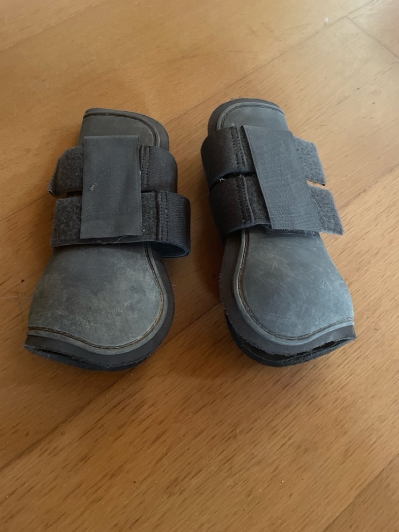 Gråa benskydd