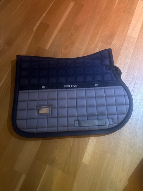 Mörkblått och grått schabrak från Equestrian Stockholm