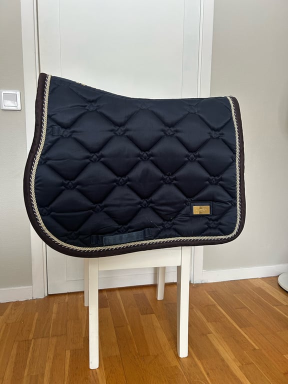 Mörkblått schabrak från Equestrian Stockholm