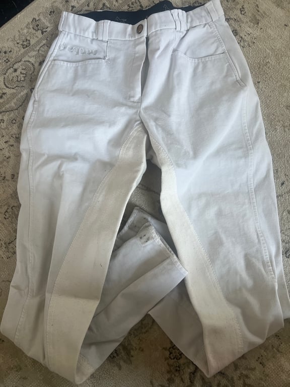 Vita ridbyxor från Aequus