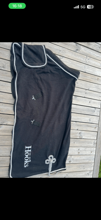 Svart fleecetäcke från Hööks