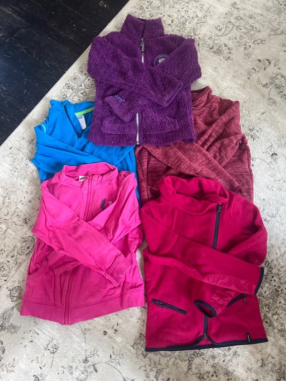 Blandade fleecetröjor i storlek 128