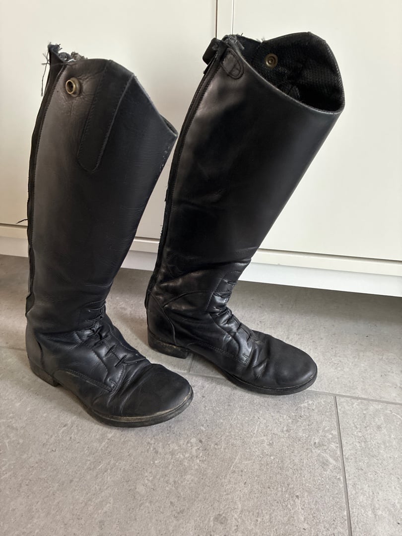 Svarta ridstövlar, strl. 38 - bild 1