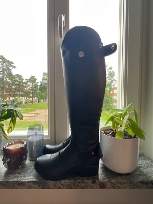Svarta ridstövlar från CRW