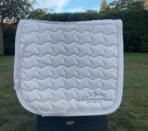 Vitt schabrak från Schockemöhle Sports