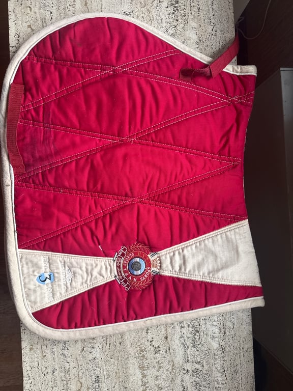 Rött schabrak från HV Polo