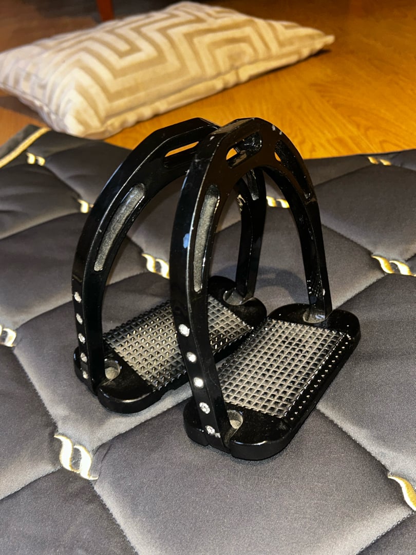 Svarta stigbyglar med glitter från HKM