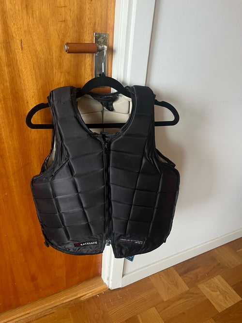Svart skyddsväst från Racesafe