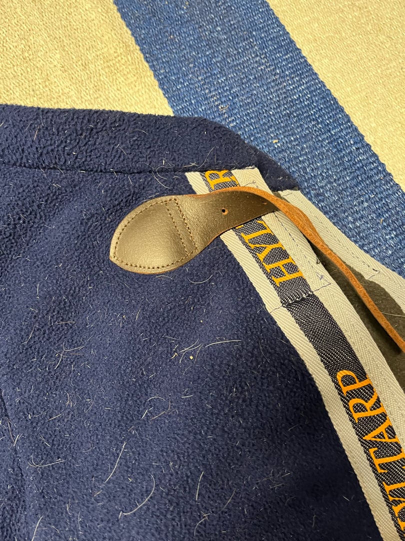 Mörkblått fleecetäcke från Hyltarp storlek 125 - bild 2