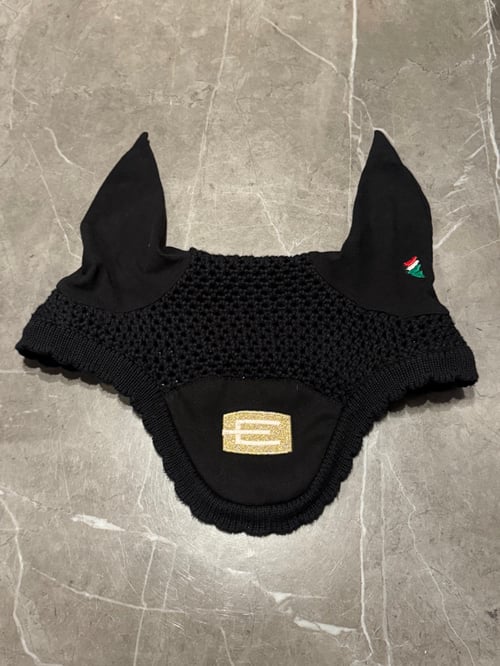 Svart huva med E-logga från Equiline