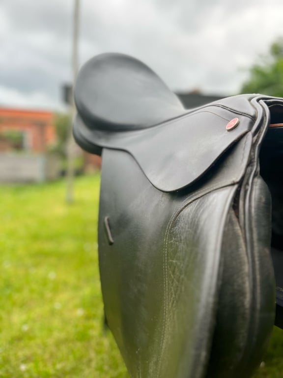 Svart allround sadel - bild 1