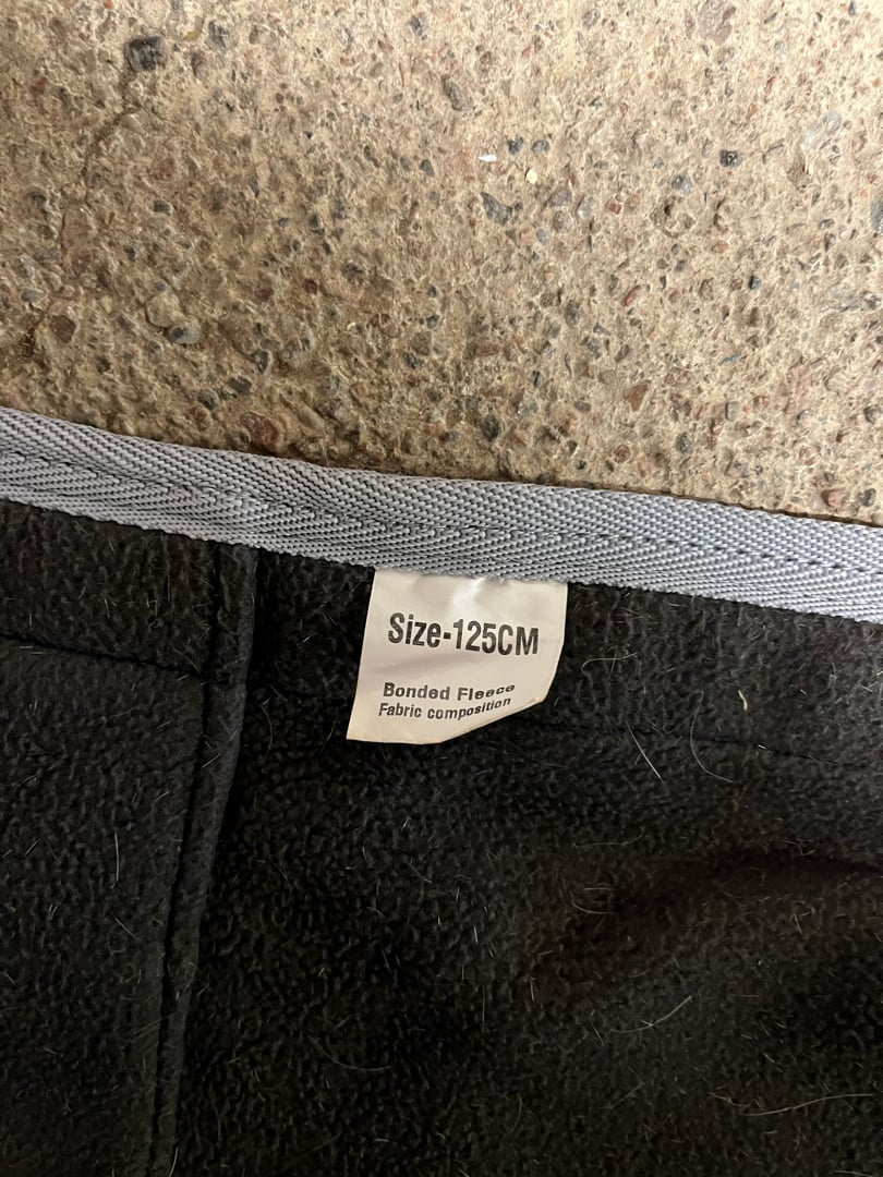 Mörkblått fleecetäcke från Hyltarp storlek 125 - bild 3
