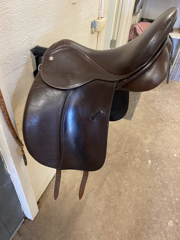Brun dressyrsadel - bild 1