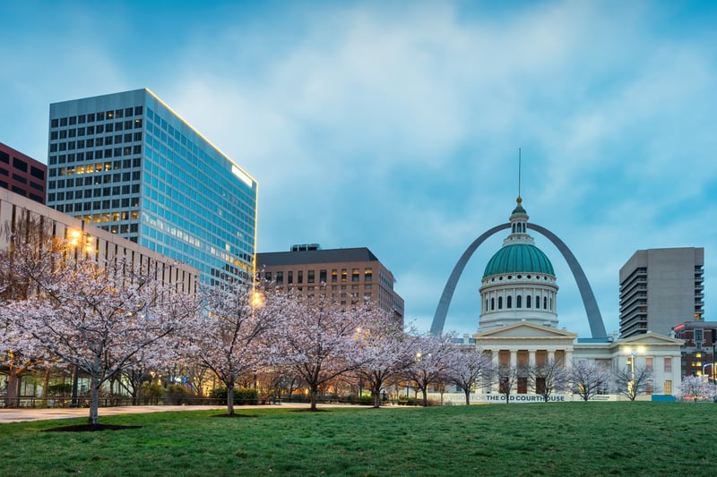 The Old Courthouse and Gateway Arch above Kiener Plaza in downtown St. Louis, Missouri.